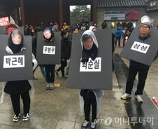 첫눈 내린 날, 130만 촛불 물결…"한판 신나는 축제"