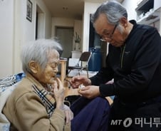 91세 치매 노모와 64세 아들 "어여 죽어 하다가도…"