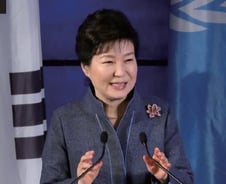 [단독]국정교과서 朴 대통령 유네스코 연설 사진 넣었다 제외