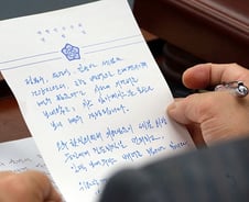 청문회장 이완영 쪽지 빈축 "정몽구·손경식·김승연 일찍 보내주는 배려를"