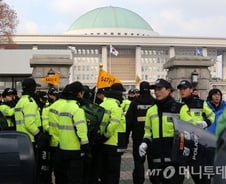[꿀빵] '운명의 날' 국회 앞에선?…'근혜는 아니다' vs '탄핵 반대'