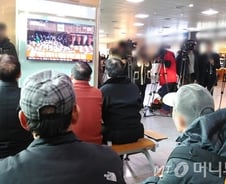 "국민 염원 이뤄졌다" 서울역 함성·박수소리 넘쳐