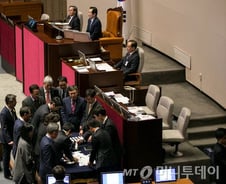 압도적 가결..탄핵안 찬성 234표, 친박도 이탈(상보)