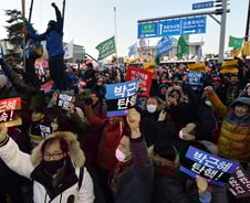'朴 탄핵안' 가결에 시민들 환호·박수, "당연한 결과"