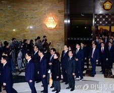 등돌린 친박… 최경환 호소문 돌리고 靑 친박계 단속에도 이탈 급증