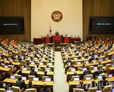 탄핵안 압도적 표차 가결…朴대통령 자진사퇴 가능할까?(상보)