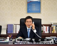 황교안 "대통령 직무 정지 송구스러워…국민 목소리 경청할 것"