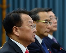 유일호 "당장 한계 있지만"… 적극적 재정방안 고려