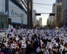 "대통령님 울지마세요" 박 대통령 지지자들 도심 선점