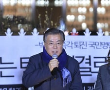 文, 세월호 유가족 방문…"세월호 7시간이 탄핵사유"