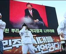 '여혐 가사논란' DJ DOC, '수취인분명' 촛불집회서 열창