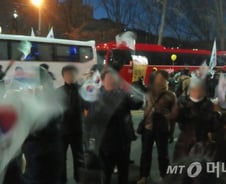 '탄핵무효' 보수단체 회원, 靑 100m 앞 야유속 퇴장