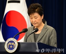 "피눈물 난다는 말 알겠다" 朴대통령, '칩거' 돌입…특검·탄핵 대비