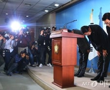 정진석 원내대표 사퇴 "여당, 朴과 똑같은 책임 져야"(상보)