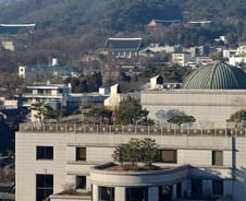"여성이라 얕보여" vs "국민 염원" 탄핵심판 탄원서 잇따라