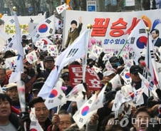 촛불에 맞서 '보수집회' 나선 '김진태·정미홍·윤창중'