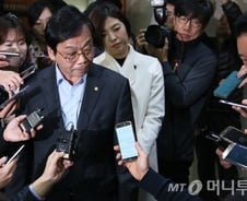 태블릿 위증 공방, 이완영 "정동춘 만났으나 위증교사는 사실무근"(종합)