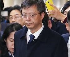 청문회장 나온 우병우, 묵묵부답 속 "최순실 모른다"