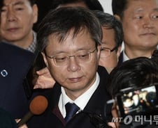 우병우, 기자 레이저 "놀라서 내려봐" 황제 조사 "오한나서 팔짱"