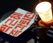 한쪽은 촛불, 딴쪽은 맞불… 성탄전야 '세대결'