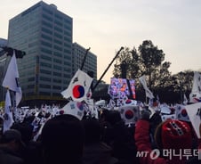 보수단체 세결집, '태극기 부대'로 촛불에 맞불놓다