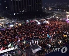 '입건자 0명' 9번째 성탄전야 촛불집회도 평화 기적