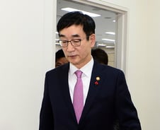 국정교과서, 전면 적용 사실상 '철회'…"18년부터 국·검정 혼용"