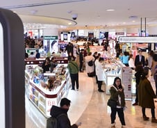 신규사업자 선정 20일만에 오픈한 롯데월드타워면세점…유커로 '북적'