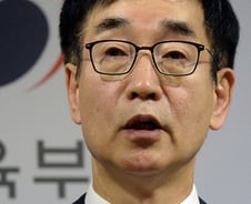 "국정교과서 편찬기준 수정해 검정 집필기준에 적용"