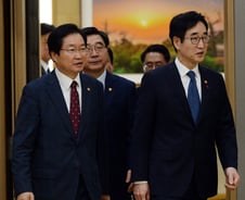 검정교과서에 '역사왜곡 국정교과서' 편찬기준 반영 논란