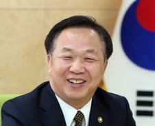 공무원 인사수장, 두 딸에 공무원 되지 말라고 신신당부한 사연은?