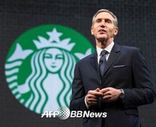 "난민 1만명 뽑겠다"…스타벅스, 反이민 정책에 반기