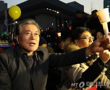 문재인 특검연장 거부 黃대행에 "공범 자인…엄중한 책임질것"