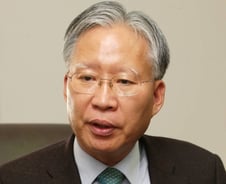 "음성인식 놔두고 판결문 타자치는 모습, 쏙이 탄다, 쏙이" IT 전도사 된 고위법관