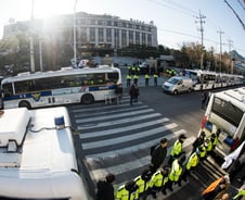 문재인 자택-황교안 집무실…숨죽인 정치권, 운명의 시간