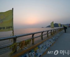 세월호 떠오르던 날…팽목항엔 간절함이 넘쳤다 