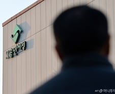 출판사 도와주고 되레 욕먹은 서울시 ‘의문의 1패’