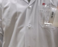 [르포]기저귀 원료에 물 부었더니…10초만에 사라졌다