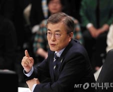 [팩트체크]리영희 '베트남 전쟁' 논문 읽은 문재인, '운명'에 뭐라고 썼나