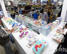 "책이나 싸게 팔라"는 말 사라진 서울국제도서전