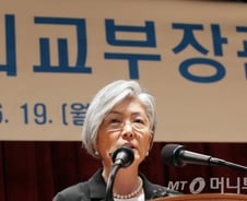 [단독] "디스 스탑 이즈~" 강경화 외교부 장관이 지하철 안내방송을?