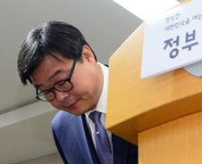 [단독] 수능 출제오류에도 버티던 김영수 원장 돌연 사퇴…왜?