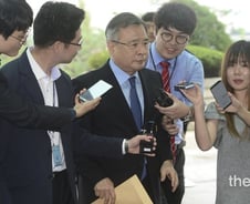 박영수 특검, 이재용 마지막 재판 출석하다 '물세례'