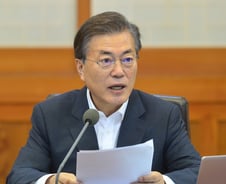 文대통령 "의료비 걱정없는 나라…성형·미용 외에는 건보 적용"