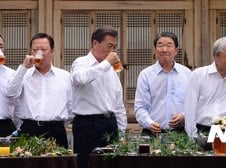 文대통령 취임 100일..재계 '기대와 우려' 교차