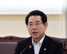 [살충제 계란]김영록 장관 "평상시 계란 유통량 25% 내일부터 푼다"