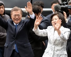 "따뜻하고 강했다"…사진으로 본 文대통령 100일 발자취