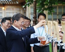 SNS 421건, 대면보고 267회..숫자로 본 文정부 100일