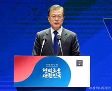 '완판남' 등극 100일차 文대통령…안경, 커피, 잡지까지