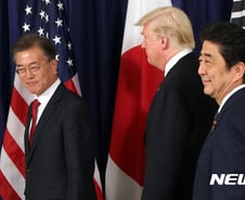 안보깃발 흔드는 트럼프·아베, 文 대통령 "봄은 온다"는데…